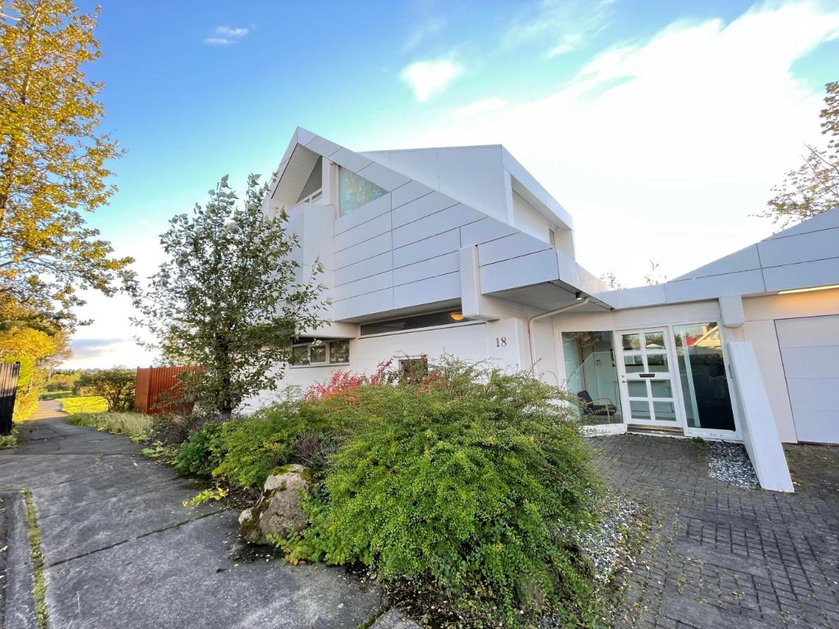 Big Villa Centrally Located In Reikiavik Exterior foto
